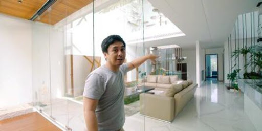 Gaya Minimalis Raditya Dika yang Menginspirasi Banyak Orang